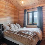 5 Bedroom Beautiful In Casa de Férias *